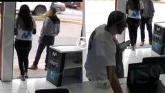 Video: खड़े-खड़े बना दिया उल्लू! लड़की को बातों में उलझाकर फोन चुरा ले गया दूसरा दोस्त