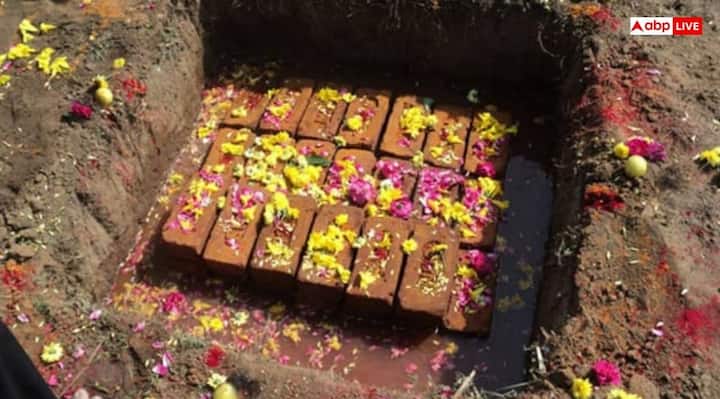 Bhumi Pujan Vastu: घर बनाने से पहले नींव भरी जाती है, जिसमें कलश, कील, चांदी के नाग-नागिन जैसी चीजें डालने की परंपरा है. क्या आप जानते हैं आखिर इन्हें क्यों डाला जाता है और नहीं डालने पर क्या होगा.