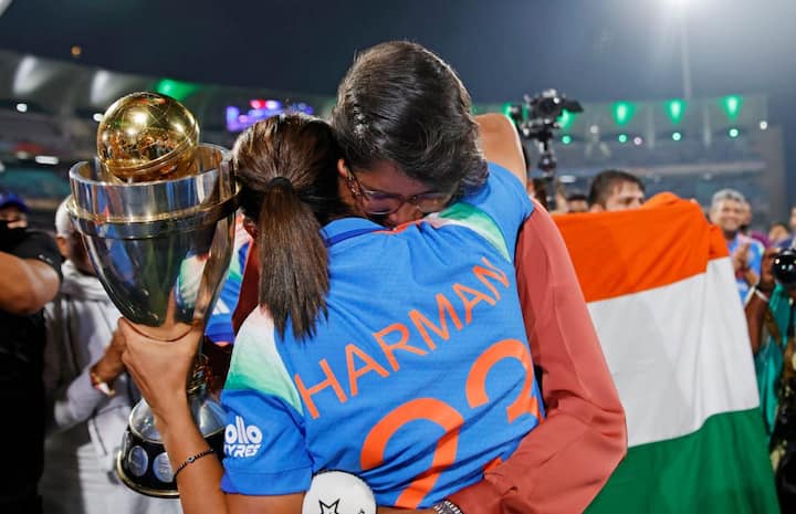 हरमनप्रीत कौर ने भारत की पर्व क्रिकेटर झूलन गोस्वामी के हाथ में भी वर्ल्ड कप ट्रॉफी दी. झूलन गोस्वामी ट्रॉफी हाथ में लेते ही भावुक हो गईं और हरमन को गले से लगा लिया.