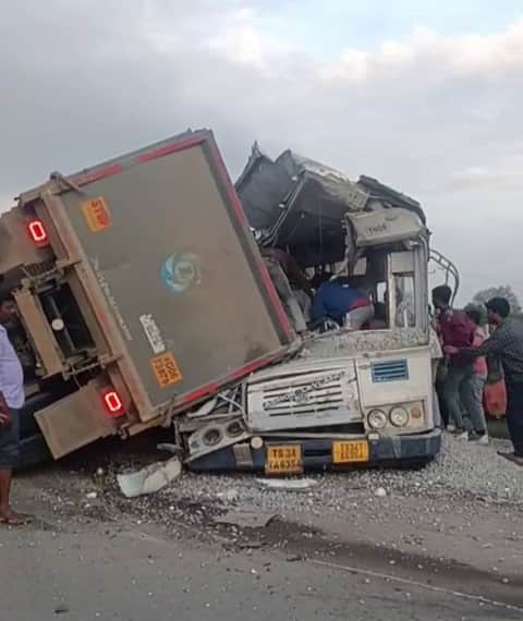 Rangareddy Road Accident: చేవెళ్లలో రోడ్డు ప్రమాదం.. ఆర్టీసీ బస్సు, కంకర లోడు టిప్పర్ ఢీకొని 20 మంది మృతి
