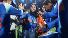 જીત બાદ વ્હીલચેર પર મેદાનમાં પહોંચી પ્રતિકા રાવલ, ટીમ સાથે કરી ઉજવણી