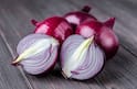 Benefits of Onion : काय सांगता! कांदा न खाल्ल्याने होतात 'हे' गंभीर आजार? जाणून व्हाल थक्क...