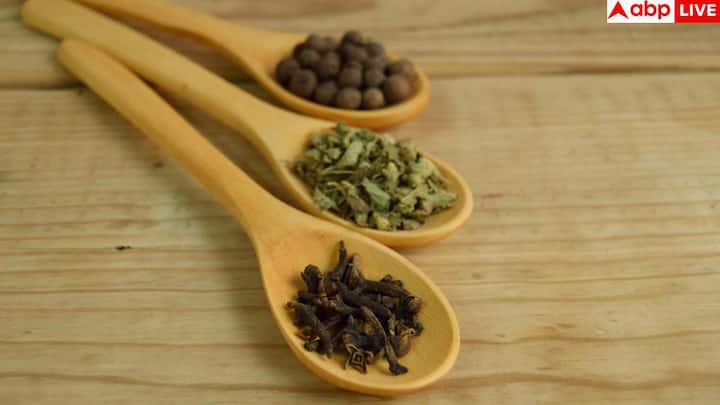 अगर आपको खाना खाने के बाद पेट भारी लगता है या गैस की शिकायत होती है, तो लौंग चबाना बहुत उपयोगी हो सकता है. यह पाचक एंजाइम्स को एक्टिव करता है, जिससे पेट में गैस, फुलावट और अपच जैसी समस्याएं दूर होती हैं.