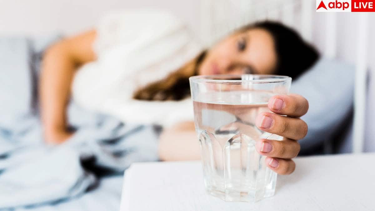Uncovered water health risks: सुबह-सुबह पीने के लिए क्या आप भी सोते वक्त बेड के पास रखते हैं एक गिलास पानी, यह कितना खतरनाक?