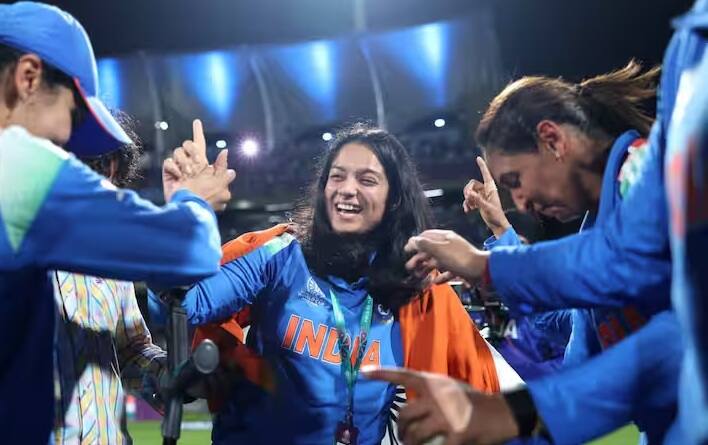 વર્લ્ડ કપ સેમિફાઇનલ પહેલા ભારતની ઓપનિંગ બેટ્સમેન પ્રતિકા રાવલ ઘાયલ થઈ ગઈ હતી. પ્રતિકાએ સમગ્ર ટુર્નામેન્ટ દરમિયાન શાનદાર પ્રદર્શન કર્યું. પ્રતિકા પણ તેની વ્હીલચેર પરથી ઉભી થઈને ટીમ ઈન્ડિયાની જીતની ઉજવણી કરવા માટે નાચતી જોવા મળી.