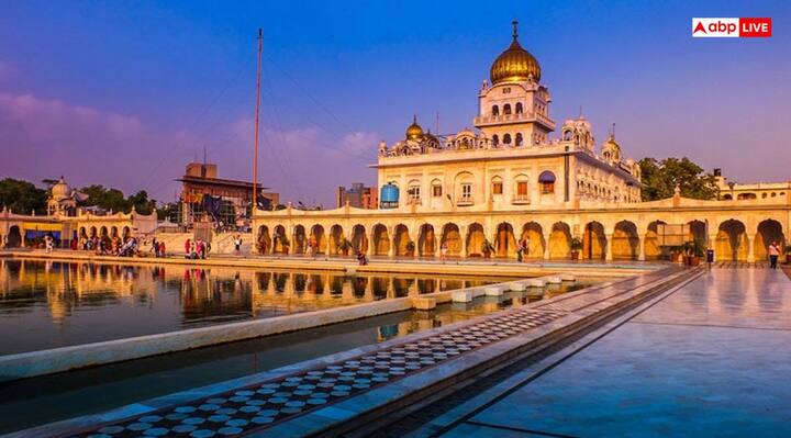 गुरुद्वारा बंगला साहिब, दिल्ली- राजधानी दिल्ली स्थित गुरुद्वारा बंगला साहिब को गुरु पर्व पर अद्भुत रूप से सजाया जाता है. यहां श्रद्धालुओं की भारी भीड़ उमड़ती है. गुरुबाणी का अखंड पाठ, लंगर और सेवा का आयोजन पूरे दिन चलता रहता है. दिल्ली-एनसीआर में रहने वाले श्रद्धालुओं के लिए यह सबसे प्रमुख केंद्र होता है. बता दें कि, सन 1664 में गुरु हरकृष्ण देव के सम्मान में इस गुरुद्वारे का निर्माण हुआ था.