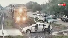 Video: रेलवे क्रॉसिंग पर फंसी कार, एक-एक कर भागे लोग, फिर आई ट्रेन... हादसे का वीडियो वायरल