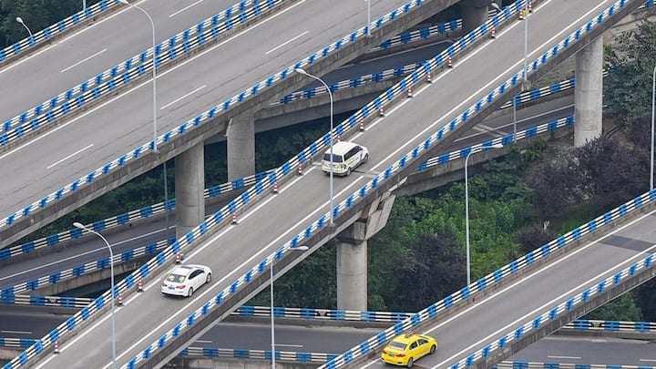 अगर आप पहली बार चीन के चोंगकिंग शहर में कदम रखेंगे तो आपको यकीन नहीं होगा कि यह असल में कोई शहर है या किसी साइंस फिक्शन मूवी का सेट. यही वजह है कि इसे ‘8D सिटी’ कहा जाता है.