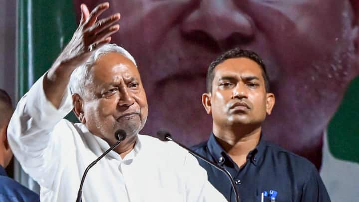 नीतीश कुमार जब राजनीति में आए तो वे अपने साथ एक इंजीनियर की व्यावहारिक और विश्लेषणात्मक सोच लेकर आए. उनकी नीतियां हमेशा डेटा, योजना और परिणाम पर केंद्रित रहीं. ऊर्जा, सड़क, सिंचाई और शिक्षा जैसे क्षेत्रों में उनका दृष्टिकोण तकनीकी तौर पर मजबूत माना गया. इसी कारण लोगों ने उन्हें प्यार से विकास पुरुष कहना शुरू कर दिया.