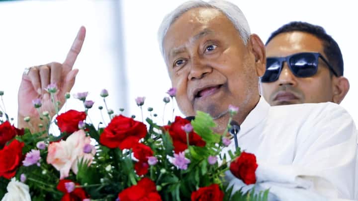 नीतीश कुमार की शुरुआती पढ़ाई उनके गृहनगर बख्तियारपुर से हुई. उस समय शिक्षा के संसाधन सीमित थे, लेकिन नीतीश हमेशा मेहनती और जिज्ञासु छात्र रहे. उनकी लगन देखकर शिक्षकों ने उन्हें आगे बढ़ने के लिए प्रेरित किया. यही से उनकी शिक्षा यात्रा ने नया मोड़ लिया.