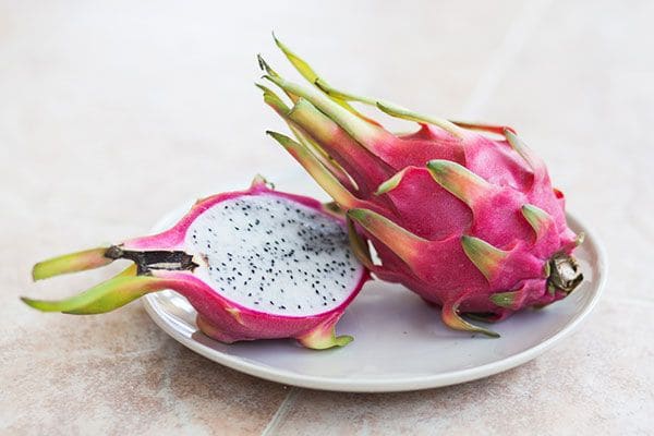 ड्रॅगन फ्रूटमुळे शरीर बळकट आणि तंदुरुस्त राहते. हे खाल्ल्याने भूक कमी लागते, त्यामुळे वजन नियंत्रित ठेवण्यासाठी हे फळ मदत करतं.