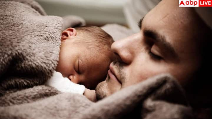 माता-पिता और केयरगिवर्स बच्चों की नींद पूरी कराने में मदद कर सकते हैं. इसके लिए सोने का तय समय रखें, स्क्रीन टाइम घटाएं और कमरे का माहौल शांत रखें. खासकर किशोरों को यह समझाना जरूरी है कि नींद भी पढ़ाई जितनी ही जरूरी है.