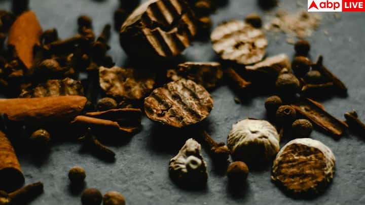 लौंग शरीर की रोग-प्रतिरोधक क्षमता को भी बढ़ाती है. इसमें मौजूद एंटीबैक्टीरियल, एंटीवायरल और एंटीफंगल तत्व शरीर को इंफेक्शन से बचाते हैं. यह सर्दी-जुकाम, गले की खराश और बैक्टीरियल इंफेक्शन से बचाव में सहायक होती है.