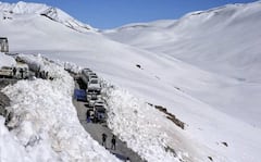 ਘੁਮੱਕੜਾ ਦੀਆਂ ਲੱਗੀਆਂ ਮੌਜਾਂ ! ਹਿਮਾਚਲ 'ਚ ਵੇਲੇ ਤੋਂ ਪਹਿਲਾਂ ਹੀ ਹੋਈ ਬਰਫਬਾਰੀ, ਵੱਡੀ ਗਿਣਤੀ 'ਚ ਮਨਾਲੀ ਪਹੁੰਚ ਰਹੇ ਨੇ ਲੋਕ