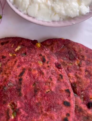 नंतर थोडं थोडं पाणी घालून मध्यम घट्ट मिश्रण तयार करा. मिश्रण ना खूप जाड ना खूप पातळ असावे याची काळजी घ्या.