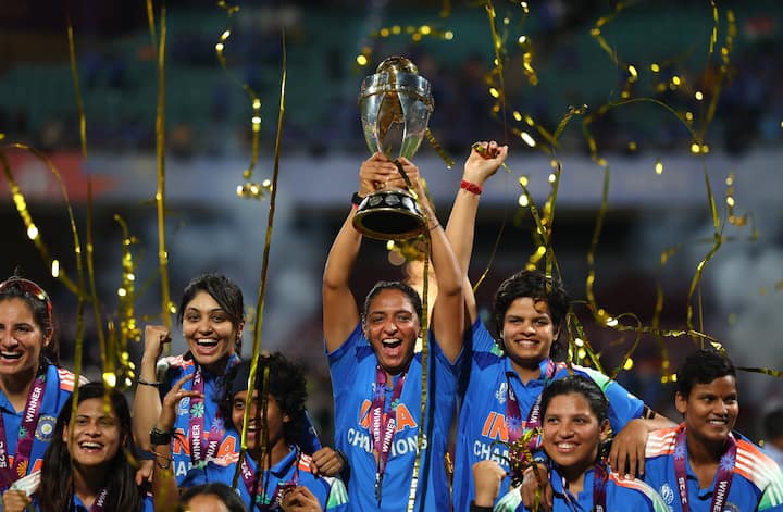 ICC World Cup 2025 Indian Womens Team Celebration Photo: नवी मुंबईतील डी.वाय. पाटील स्टेडियमवर झालेल्या महिला विश्वचषक 2025 फायनलमध्ये (Womens World Cup Final 2025) भारताने दक्षिण आफ्रिकेचा 52 धावांनी पराभव (Ind W vs SA W) करून पहिला विश्वविजेता बनला.