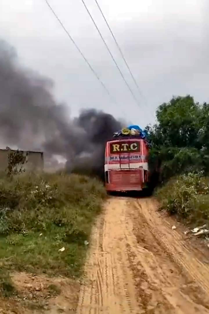 वहीं हाल ही में जयपुर दिल्ली हाईवे पर मनोहरपुरा के पास यात्रियों से भरी बस हाईटेंशन तार की चपेट में आ गई. इस हादसे में तीन लोगों की दर्दनाक मौत हो गई, जबकि कई लोग झुलस गए. बस में रखे कई गैस सिलेंडरों में ब्लास्ट हो गया.
