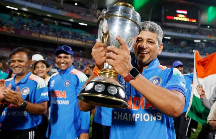 भारत की इस जीत में टीम इंडिया के कोच अमोल मजूमदार का काफी बड़ा योगदान रहा. हरमनप्रीत कौर ने फाइनल जीतने के बाद कोच के पैर छुए और वर्ल्ड कप ट्रॉफी भी हाथ में सौंपी.