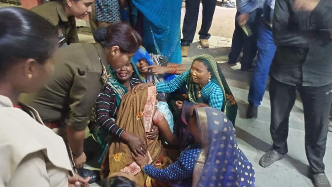Chitrakoot Accident: चित्रकूट में जीप और रोडवेज बस में आमने-सामने की टक्कर, तीन भाइयों की मौत, 5 घायल Chitrakoot Accident Head-on collision between jeep and roadways bus 3 brothers killed Chitrakoot Accident: चित्रकूट में जीप और रोडवेज बस में आमने-सामने की टक्कर, तीन भाइयों की मौत, 5 घायल