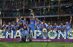 टीम इंडिया का अनोखा सेलिब्रेशन, कोच से लेकर दिग्गज खिलाड़ियों ने उठाई वर्ल्ड कप ट्रॉफी, विक्ट्री परेड की तस्वीरें वायरल