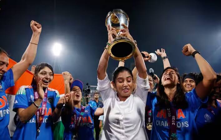 વર્લ્ડ કપ ટ્રોફી લઈને ટીમ ઈન્ડિયા, ભૂતપૂર્વ ભારતીય ક્રિકેટર મિતાલી રાજ પાસે પહોંચી હતી. ટીમે મિતાલી રાજને ટ્રોફી સોંપી હતી. મિતાલીએ ટ્રોફી પકડીને ઉજવણી કરી હતી.