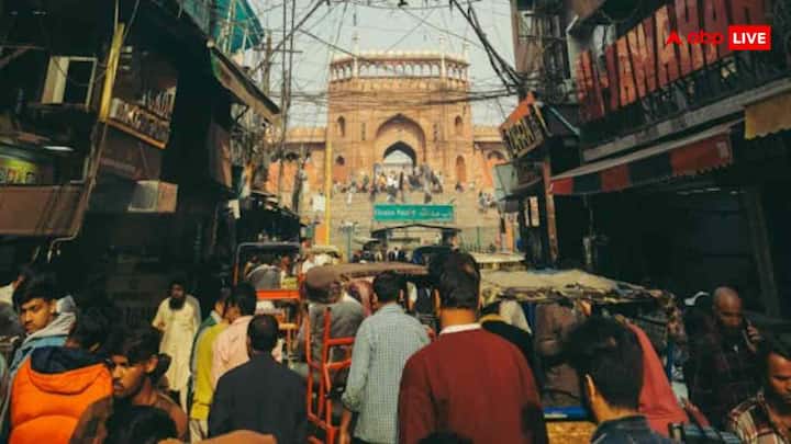 Chandni Chowk is very famous for winter shopping. Here you will find all types of clothes and accessories. You can buy both traditional and modern clothes here. Its specialty is that there are options for every price range.
