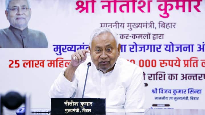 नीतीश कुमार के घर का माहौल समाजसेवा और ईमानदारी से भरा था, जिसने नीतीश को बचपन से ही सार्वजनिक जीवन के मूल्यों से परिचित कराया.