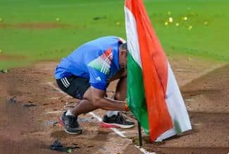 विश्वचषक जिंकल्यानंतर भारतीय महिला क्रिकेट संघाचे मुख्य प्रशिक्षक अमोल मुझुमदार यांनी मैदानातील खेळपट्टीवर भारतीय तिंरगा रोवला.