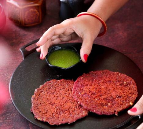 अनेकांना बीटरूट थेट खायला आवडत नाही, पण त्यापासून चविष्ट पदार्थ तयार करता येतात. त्यापैकी बीटरूट चिल्ला हा एक उत्तम आणि हेल्दी पर्याय आहे.