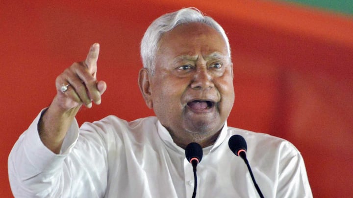 डिग्री के बाद नीतीश कुमार ने बिहार राज्य बिजली विभाग में बतौर इंजीनियर नौकरी की, जहां उन्होंने बिजली डिस्ट्रीब्यूशन सिस्टम को बेहतर बनाने में अहम योगदान दिया. यही अनुभव बाद में उनकी राजनीतिक नीतियों में भी झलकने लगा.