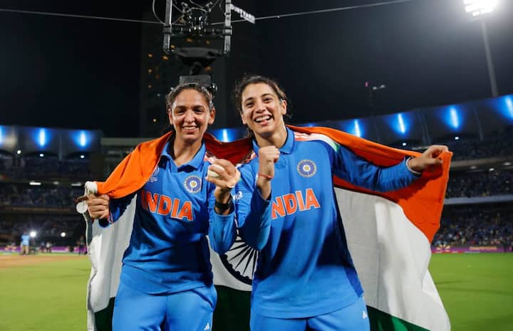 भारत की इस जीत को कप्तान हरमनप्रीत कौर और उपकप्तान स्मृति मंधाना ने साथ में सेलिब्रेट किया. दोनों ने तिरंगा ओढ़कर फोटोशूट कराया.