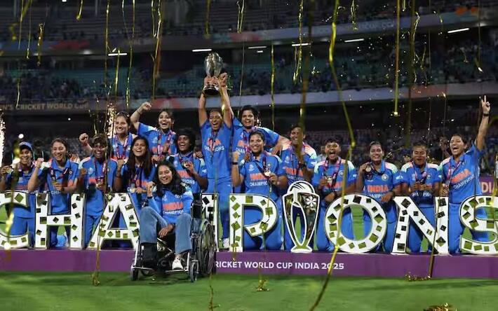 ભારતીય મહિલા ક્રિકેટ ટીમે મેદાનમાં સેલિબ્રેશન કર્યું હતું અને વર્લ્ડ કપ જીત્યા બાદ વિક્ટ્રી પરેડ કરી હતી