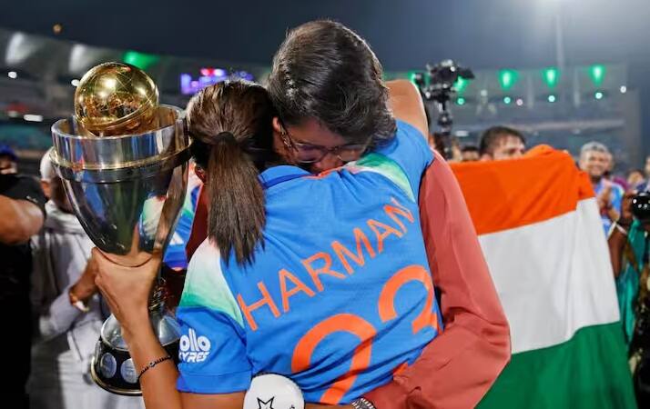 હરમનપ્રીત કૌરે ભારતની સૌથી પ્રખ્યાત ક્રિકેટર ઝૂલન ગોસ્વામીને પણ વર્લ્ડ કપ ટ્રોફી સોંપી હતી. ઝૂલન ગોસ્વામી ટ્રોફી પ્રાપ્ત કરતી વખતે ભાવુક થઈ ગઈ અને હરમનને ગળે લગાવી હતી.