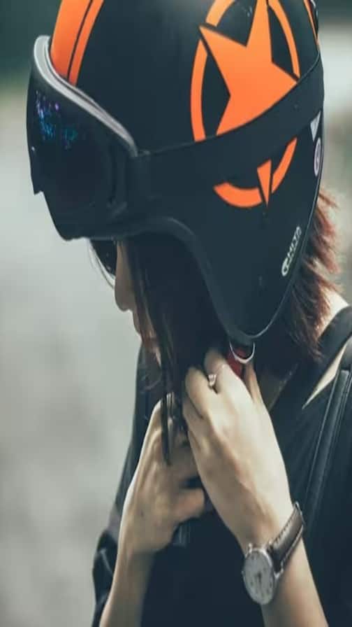 શું હેલ્મેટ પહેરવાથી વાળ ખરે છે ? આવો જાણીએ