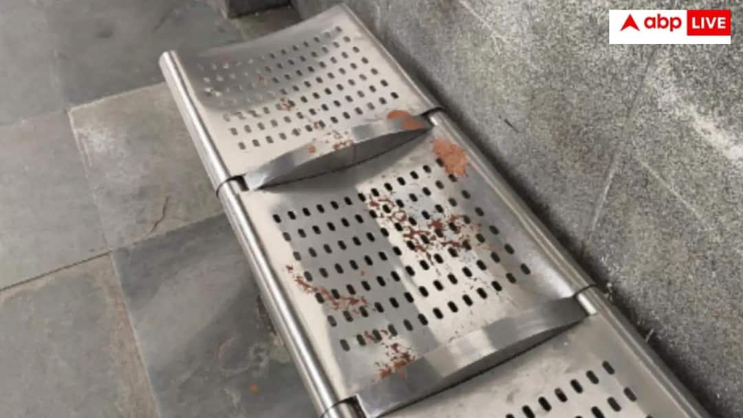 शर्म करो या डूब मरो! दिल्ली मेट्रो में गुटखे से सनी सीट देख लापरवाहों पर भड़के यूजर्स- तस्वीरें वायरल Gutkha spit on the seat of Azadpur Metro Station in Delhi goes viral on social media शर्म करो या डूब मरो! दिल्ली मेट्रो में गुटखे से सनी सीट देख लापरवाहों पर भड़के यूजर्स- तस्वीरें वायरल