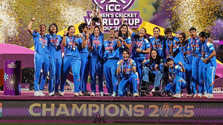 हरमनप्रीत कौर की कप्तानी में भारतीय महिला टीम 2025 महिला वनडे वर्ल्ड कप में दक्षिण अफ्रीका को 52 रनों से हराकर, पहली बार वर्ल्ड चैंपियन बनी. पूरे टूर्नामेंट में हरमनप्रीत ने शानदार कप्तानी की और टीम इंडिया को पहली ट्रॉफी दिलाई.