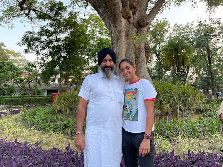 हरमनप्रीत को अक्सर अपनी फैमिली के साथ देखा जाता है, जिसमें उनके माता-पिता और बहन शामिल हैं. उनकी फैमिली ने भी हमेशा उनके करियर को सपोर्ट किया है और उन पर शादी के लिए कोई दबाव नहीं डाला है.