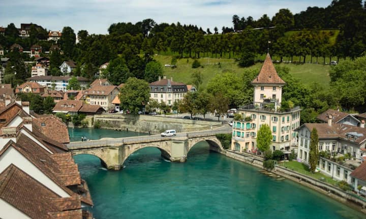 इसके अलावा स्विट्जरलैंड को प्रिसिजन कैपिटलिज्म का सबसे बड़ा उदाहरण माना जाता है. यहां की बैंकिंग व्यवस्था और मजबूत इकॉनमी इसे खास बनाती है. ट्रैवल्स के लिए स्विट्जरलैंड लग्जरी और सुकून का परफेक्ट डेस्टिनेशन माना जाता है.