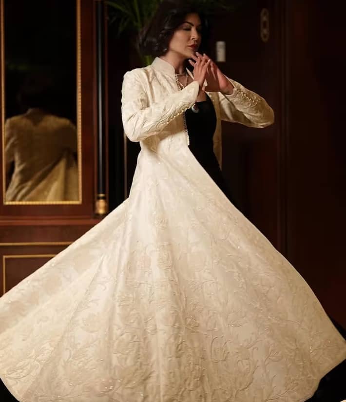 सोशल मीडिया पर अपनी तस्वीरें साझा करते हुए, पूर्व मिस यूनिवर्स ने बताया कि वह कतर में एक ज्वेलरी स्टोर के लॉन्च कार्यक्रम में शामिल हुईं। उन्होंने अपनी उपस्थिति से दोहा, कतर में आयोजित इस खास कार्यक्रम में चार चाँद लगा दिए।