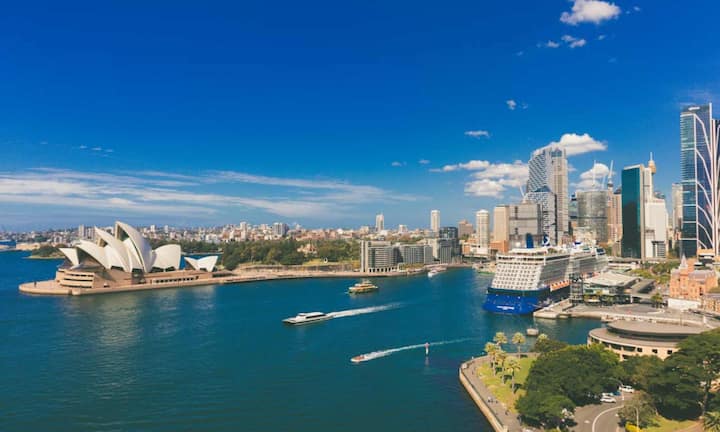 वहीं ऑस्ट्रेलिया भी इस लिस्ट में शामिल है. ऑस्ट्रेलिया की आर्थिक अर्थव्यवस्था, आजादी और नवाचार पर चलती है. यहां का प्राइवेट सेक्टर देश की तरक्की की रीढ़ माना जाता है. वहीं टूरिस्ट को यहां शानदार इंफ्रास्ट्रक्चर, प्रोफेशनल सर्विस और आसान डिजिटल सुविधा मिलती है, जिससे यह ट्रैवल और भी आरामदायक हो जाता है.