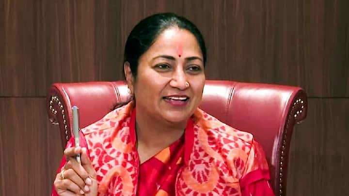 पिंक सहेली स्मार्ट कार्ड के लिए रजिस्ट्रेशन प्रक्रिया पूरी तरह ऑनलाइन रखी गई है. दिल्ली की रहने वाली महिलाएं और ट्रांसजेंडर दिल्ली सरकार की वेबसाइट या सहेली कार्ड पोर्टल के जरिए से आवेदन कर सकते हैं. इसके लिए आईडेंटिटी प्रूफ और एड्रेस प्रूफ देना जरूरी होगा.