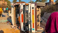 Watch: जम्मू-कश्मीर के राजौरी में हादसा, मिनी बस पलटने से बच्चों समेत 28 लोग घायल