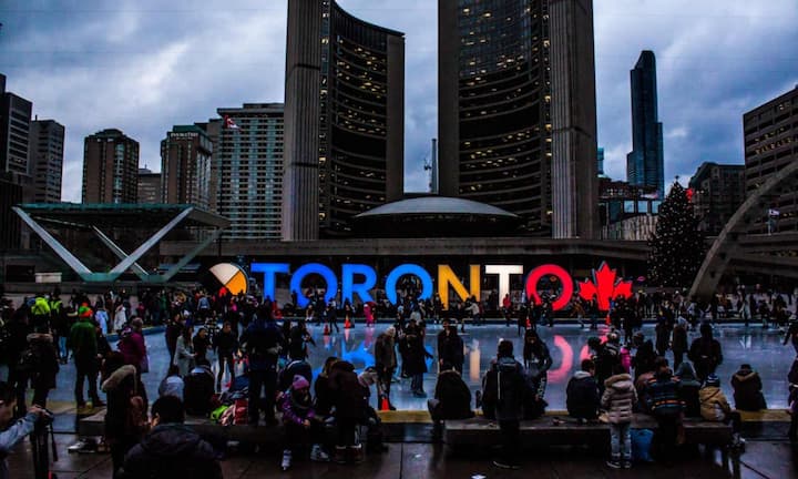 कनाडा ने भी ओपन मार्केट और सोशल वेलफेयर के बीच अच्छा माहौल बनाया हुआ है. ट्रैवल्स को यहां का आसान पेमेंट सिस्टम, ऑर्गेनाइज टूरिज्म और हाई क्वालिटी सर्विसेज बहुत पसंद आती है.