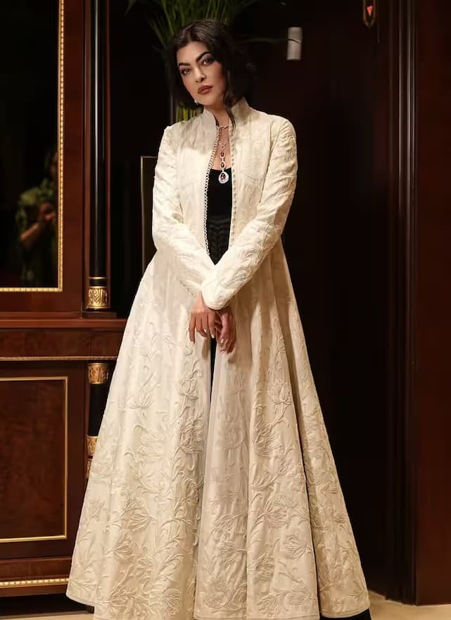 इस वायरल फोटो में एक्ट्रेस का दिलकश अंदाज देखने को मिल रहा है. 49 साल की उम्र में भी सुष्मिता सेन अपने ग्लैमर और खूबसूरती से सुर्खियों में बनी रहती हैं. स्टाइल और फैशन के मामले में एक्ट्रेस किसी से पीछे नहीं हैं.