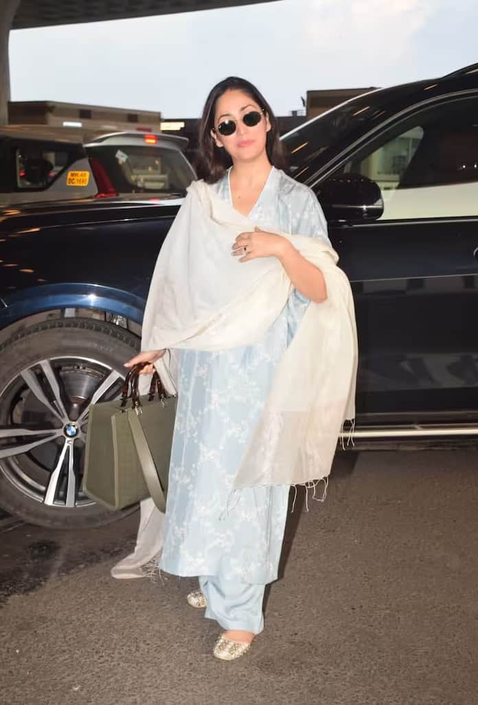 यामी को एयरपोर्ट पर सूट पहने देखा गया। उन्होंने पेस्टल ब्लू सूट पहना था और सफेद दुपट्टा लिया था।