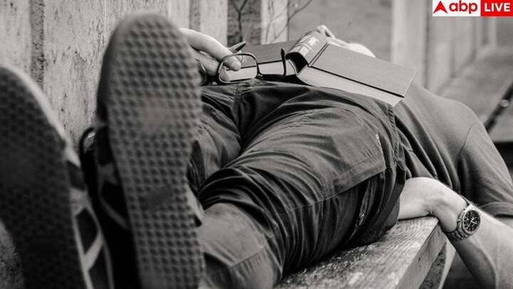 स्टारफिश पोजिशन में सोने वाले लोग अपने हाथ सिर के पास फैला लेते हैं. इन्हें आमतौर पर अच्छे सुनने वाले और वफादार दोस्त कहा जाता है. यह मुद्रा शरीर के किसी एक हिस्से पर दबाव नहीं डालती और आराम देती है, लेकिन इससे एसिडिटी या खर्राटों की समस्या बढ़ सकती है.