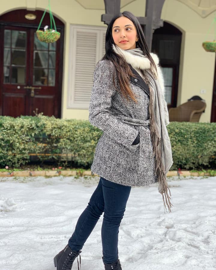 This look of Kiara Advani is quite classy and stylish. She has worn a puffer scarf with denim and blazer, which makes her outfit look more modern.