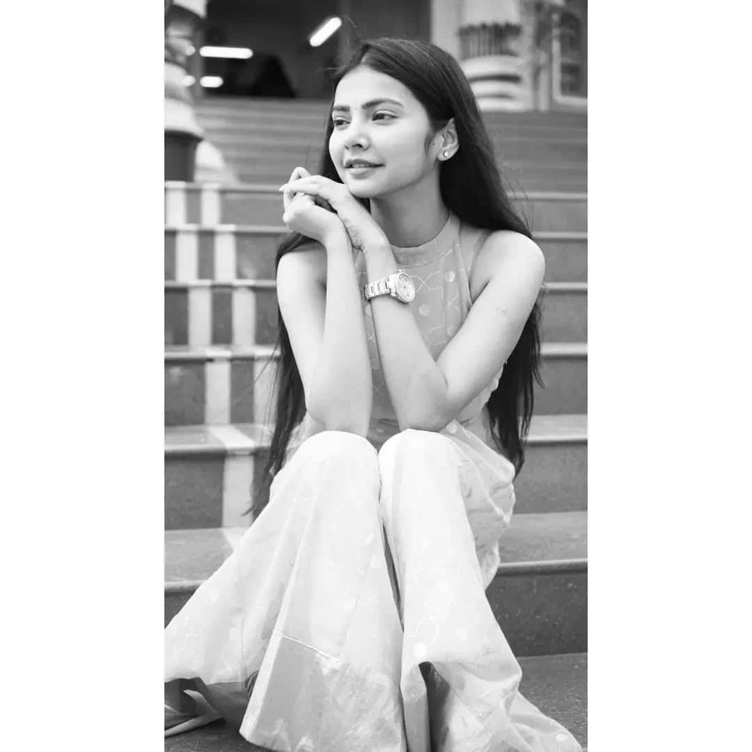 Prachi Singh then graduated from MIT College, Pune and did PG in Mass Communication from Delhi.
