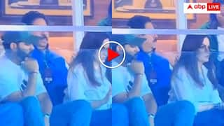 Rohit Sharma Video Viral: लगता है IPL की स्ट्रेटेजी बन रही! नीता अंबानी के फोन में झांकते दिखे रोहित शर्मा तो यूजर्स ने लिए मजे; वीडियो वायरल
