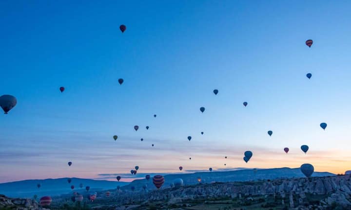 महाराष्ट्र के लोनावला और कामशेत अपनी हरियाली, झरनाें और घाटियों के लिए जाने जाते हैं. यहां के हॉट एयर बैलून में उड़ते हुए ट्रैवल्स पावना लेक भूशी डैम और टाइगर लिप जैसी जगहों को ऊपर से देख सकते हैं. बारिश के बाद मौसम में यहां का नजारा और भी खूबसूरत होता है. यहां अक्टूबर से मई में हॉट एयर बैलून राइड का सही समय माना जाता है.